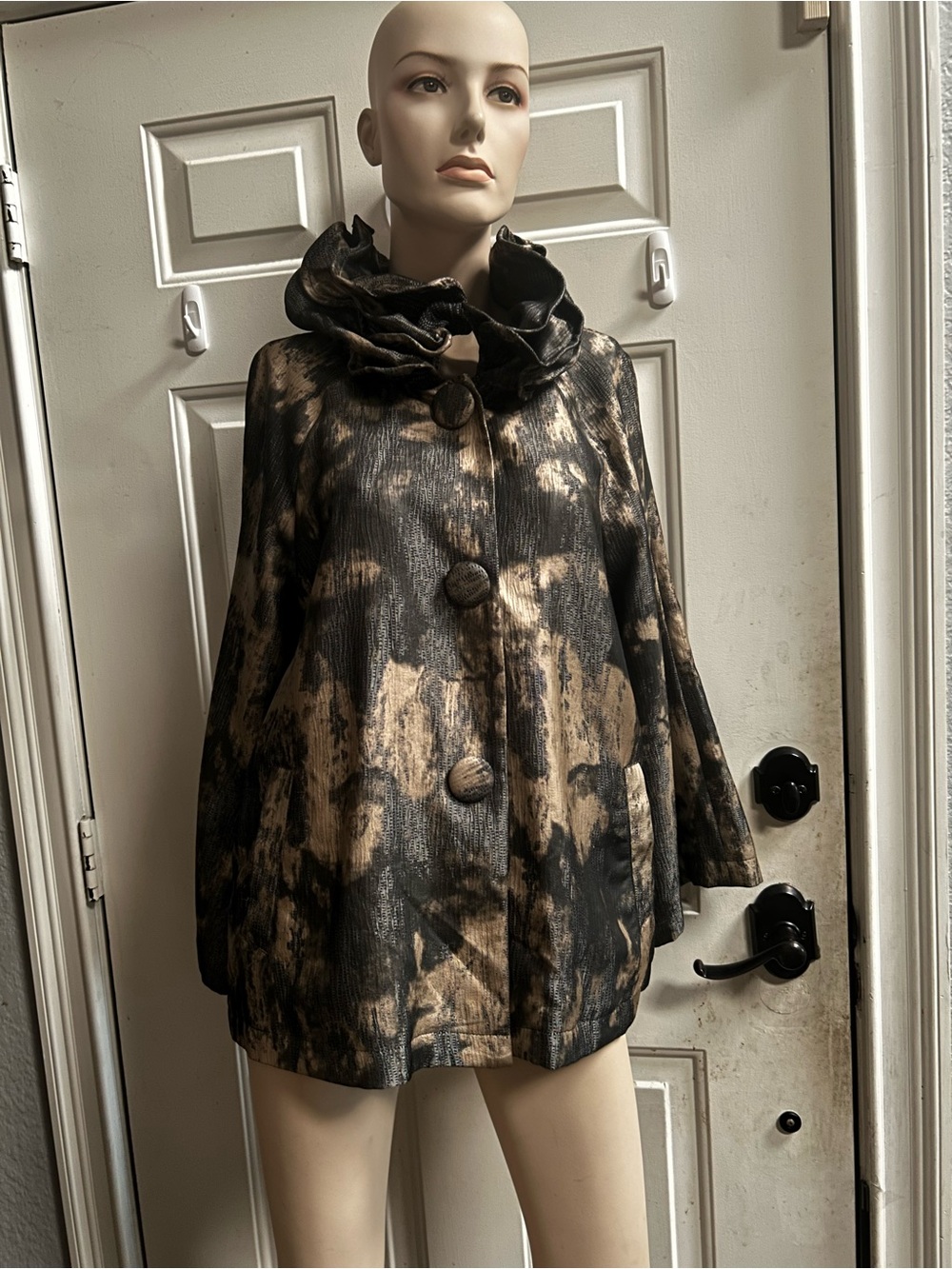 Vtg Flair Women's Crunched Ruffle Collar Black and Tan Button-Front Jacket